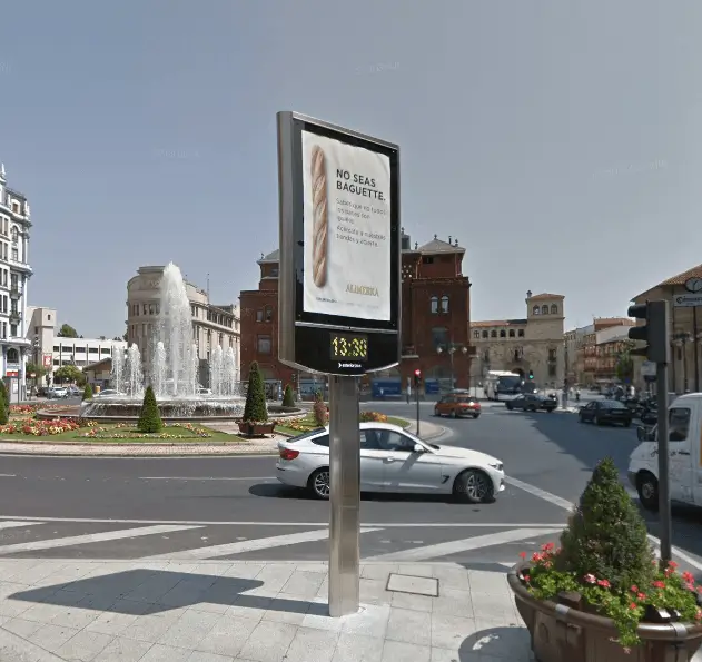 Reloj-termómetro publicitario en la plaza de Santo Domingo de León, frente a Ordoño II y la calle Independencia